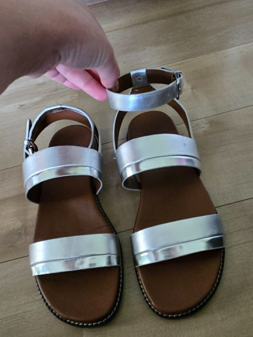 Naturalizer Kelsie Silver Leather Flat Sandals Size 5M Worn Once With Box - Picture 2 of 10